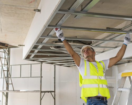 vorderansicht-mann-der-schutzausruestung-arbeitet-und-traegt